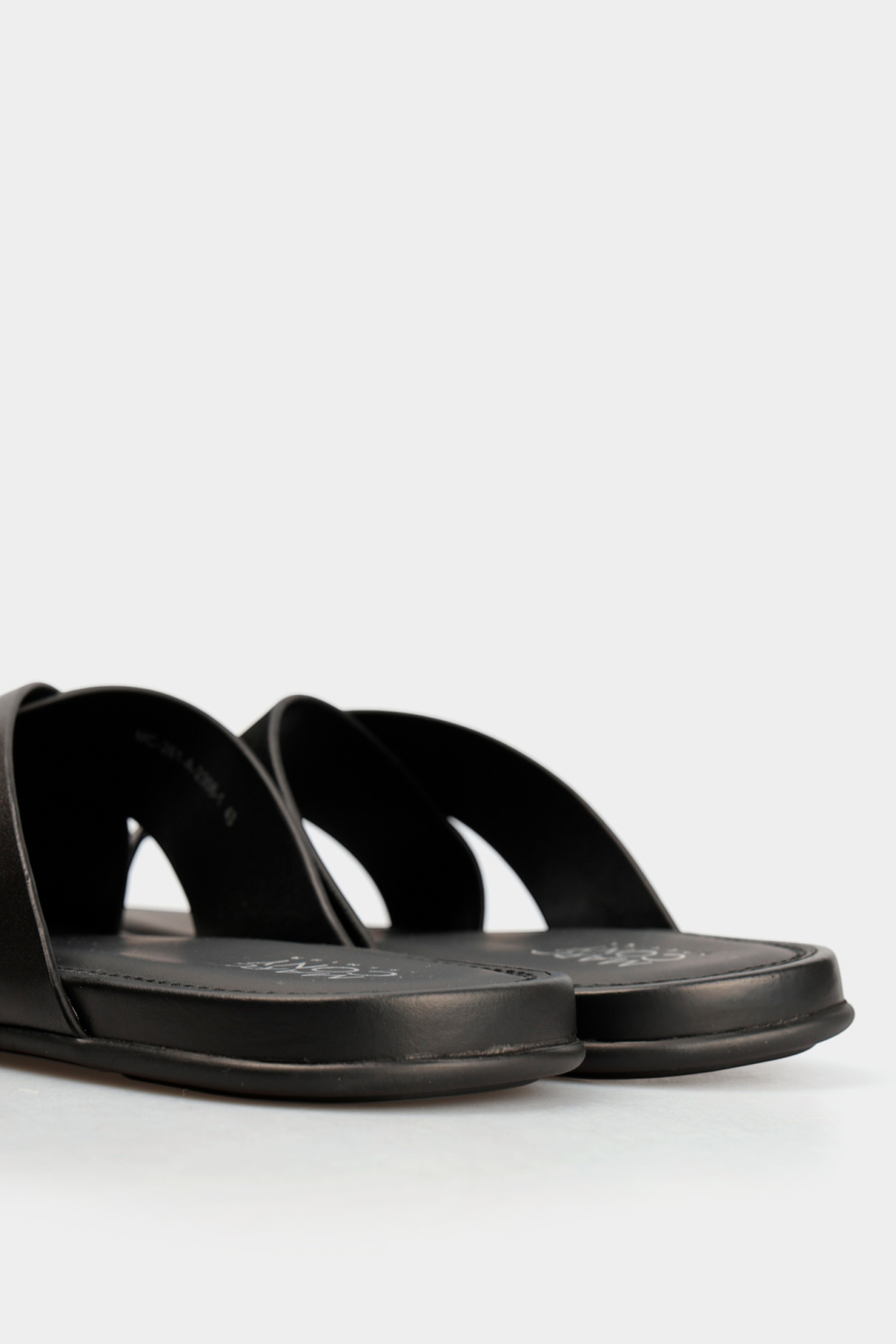 Шлепки Marc Cony